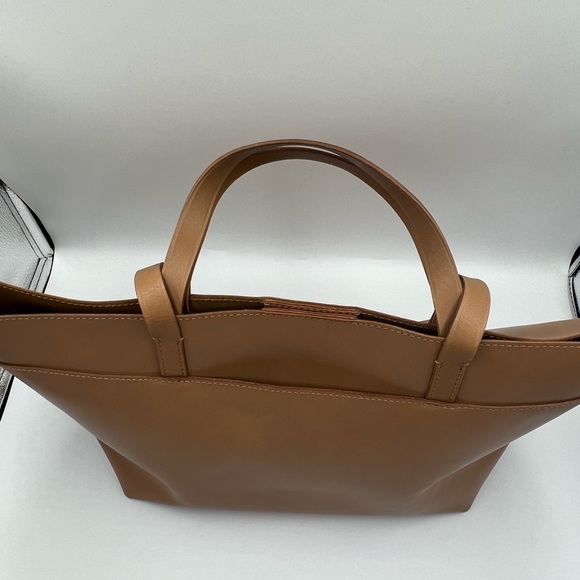 Madewell Medium Essentials Leather East/West Tote - Picture 6 of 12